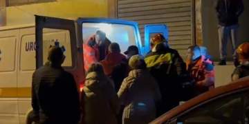 Fier/Ngjarje e rëndë: Mësuesi bie nga kati i gjashtë i pallatit, mbeti varur në ndërtesë!