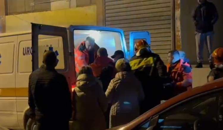 Fier/Ngjarje e rëndë: Mësuesi bie nga kati i gjashtë i pallatit, mbeti varur në ndërtesë!