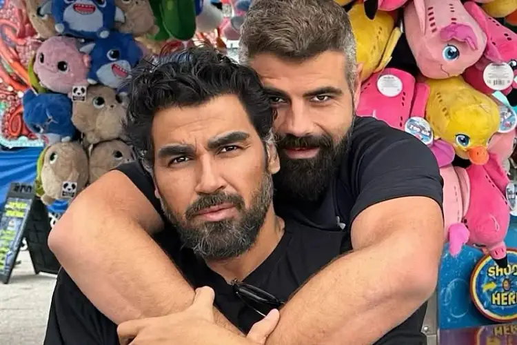 Martohet këngëtari i famshëm bullgar Azis, publikon fotografi me bashkëshortin e tij