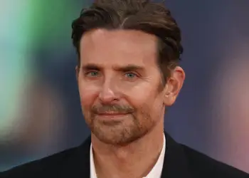 Bradley Cooper ka bërë operacione plastike?