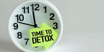 Si të shmangim fryrjen dhe shqetësimet pas darkave të festave: 5 këshilla të ekspertëve