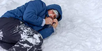 Hipotermia: Fenomeni i rrezikshëm i “zhveshjes paradoksale” që kërcënon jetën