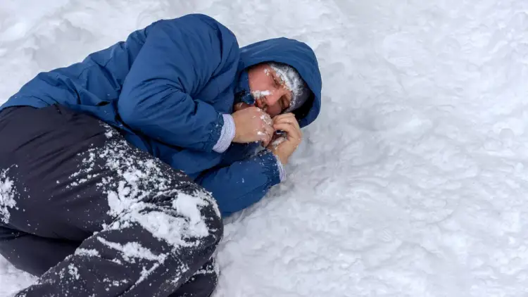 Hipotermia: Fenomeni i rrezikshëm i “zhveshjes paradoksale” që kërcënon jetën