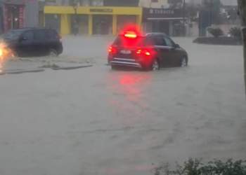 Moti i keq në vend/ Lezha dhe Durrësi ‘nën ujë’, pezullohet mësimi, reshje në Tiranë, Fier, Kukës
