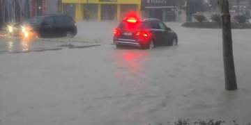 Moti i keq në vend/ Lezha dhe Durrësi ‘nën ujë’, pezullohet mësimi, reshje në Tiranë, Fier, Kukës