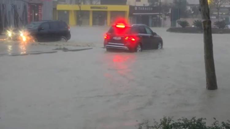Moti i keq në vend/ Lezha dhe Durrësi ‘nën ujë’, pezullohet mësimi, reshje në Tiranë, Fier, Kukës