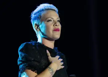 Pink e kaloi natën e Vitit të Ri në spital, me shaka mohon se ka bërë lifting fytyre