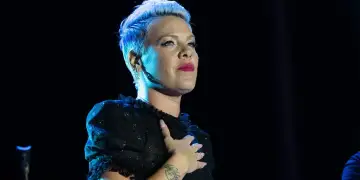 Pink e kaloi natën e Vitit të Ri në spital, me shaka mohon se ka bërë lifting fytyre