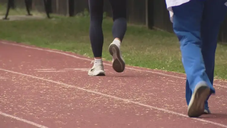 A duhen vërtet 10,000 hapa për të qëndruar i shëndetshëm?