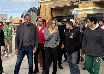 Angelina Jolie vizitë në pikën kufitare në Rafah, takohet me palestinezët dhe punonjësit