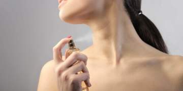 KUJDES: Përdorimi i parfumit në qafë mund të ndikojë te gjendra tiroide