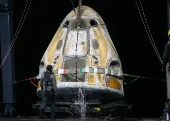 Foto mbresëlënëse të evakuimit të parë historik nga Stacioni Ndërkombëtar Hapësinor për arsye mjekësore