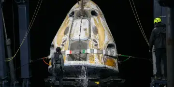 Foto mbresëlënëse të evakuimit të parë historik nga Stacioni Ndërkombëtar Hapësinor për arsye mjekësore