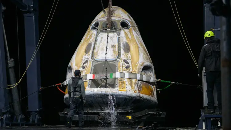 Foto mbresëlënëse të evakuimit të parë historik nga Stacioni Ndërkombëtar Hapësinor për arsye mjekësore