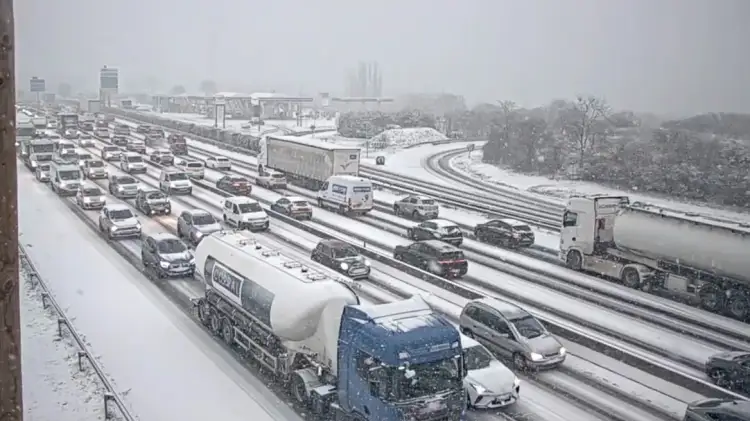 Mot ekstrem në Europë/ Bllokohen rrugë dhe fluturime në Francë, Holandë e Britani