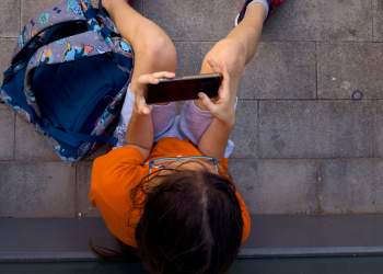 Spanja po planifikon ndalimin e rrjeteve sociale për fëmijët nën 16 vjeç!