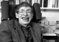 Dosja Epstein/ Shkencëtari Stephen Hawking shfaqet mes dy vajzave me bikini