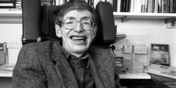 Dosja Epstein/ Shkencëtari Stephen Hawking shfaqet mes dy vajzave me bikini