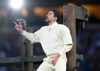 Pse Bad Bunny mbante numrin ’64’ në veshjen e tij për Super Bowl?