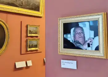 Aktivistët vendosin foton e arrestimit të Princit Andrew në Luvër: “Dhe kështu do ta kujtoj bota”, stafi e heq brenda 15 minutave