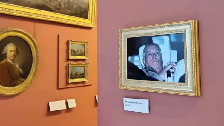 Aktivistët vendosin foton e arrestimit të Princit Andrew në Luvër: “Dhe kështu do ta kujtoj bota”, stafi e heq brenda 15 minutave