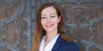 “Ishte dashuri me shikim të parë…”/ Nga njohja me këngëtarin deri tek takimi me vajzën, rrëfehet gruaja e Mirit