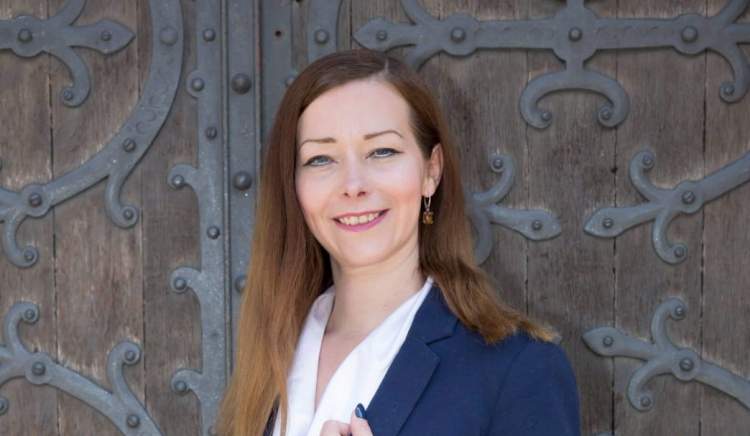 “Ishte dashuri me shikim të parë…”/ Nga njohja me këngëtarin deri tek takimi me vajzën, rrëfehet gruaja e Mirit