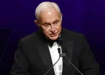 Miliarderi Lex Wexner rrëfehet për lidhjen me Epstein: Isha naiv