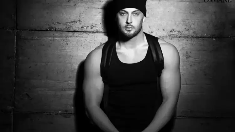 Adrian Gaxha martohet në heshtje, partnerja në pritje të ëmbël, dalin pamjet