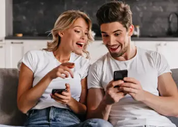 Trendi viral: Burrat që mbajnë shënime për gratë që duan, për çfarë bëhet fjalë konkretisht?