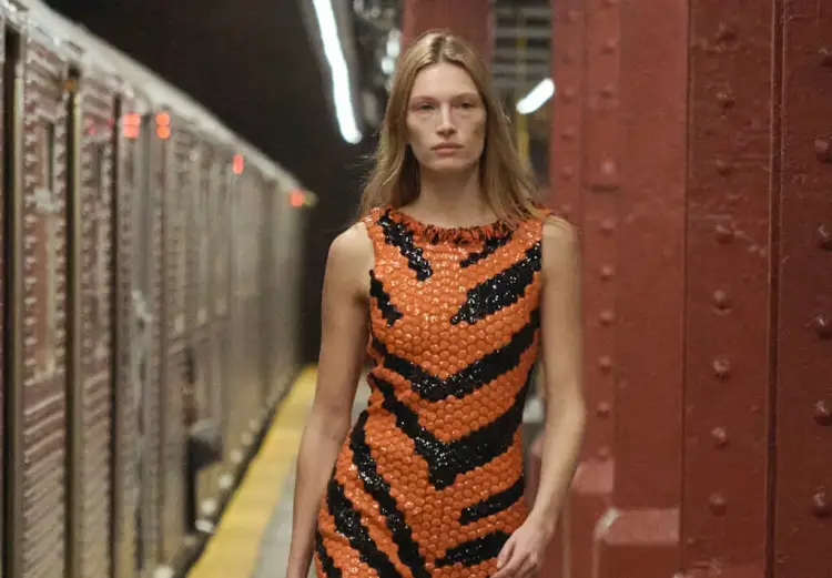 ‘Tiger print’ zë vendin e leopardit: Trendi i ri që do të dominojë 2026