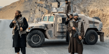 Pakistani i shpall ‘luftë të hapur’ Afganistanit, avionët bombardojnë Kabulin