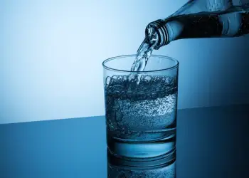 Pini ujë me gaz? Ekspertët paralajmërojnë për shqetësime në tretje