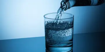 Pini ujë me gaz? Ekspertët paralajmërojnë për shqetësime në tretje