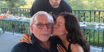 Babai i Nicola Peltz flet për herë të parë pas skandalit me familjen Beckham