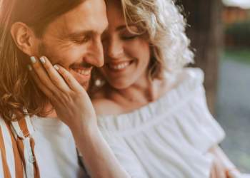 Pse gratë mbi të 40-tat po zgjedhin partnerë më të rinj se vetja?