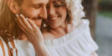 Pse gratë mbi të 40-tat po zgjedhin partnerë më të rinj se vetja?