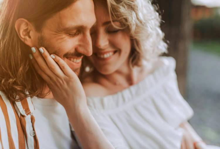 Pse gratë mbi të 40-tat po zgjedhin partnerë më të rinj se vetja?