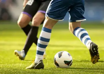 Tifozët e futbollit mund të jenë më të prirur për të lënduar partnerët e tyre!