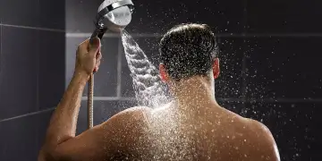 Dush në mëngjes apo në mbrëmje? Ja çfarë thonë ekspertët!
