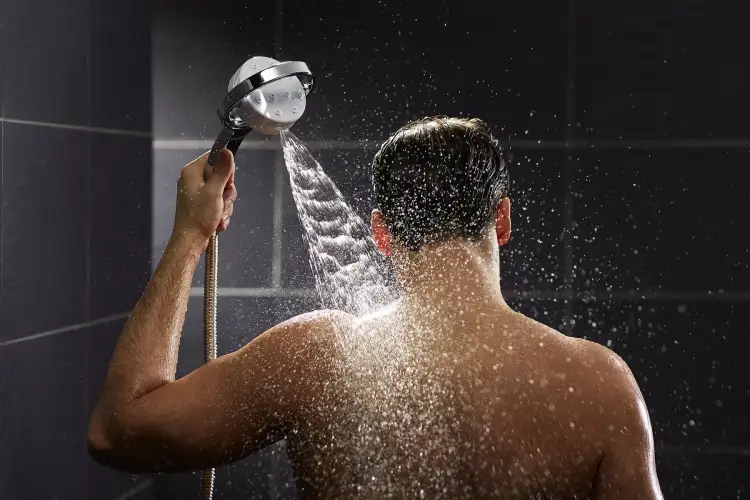 Dush në mëngjes apo në mbrëmje? Ja çfarë thonë ekspertët!