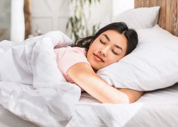 Si të digjni më shumë kalori edhe gjatë gjumit: zakone të thjeshta që ndikojnë në metabolizëm