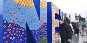 Monumenti NEWBORN mbulohet me 5,000 emblema të UÇK-së në 18-vjetorin e Pavarësisë