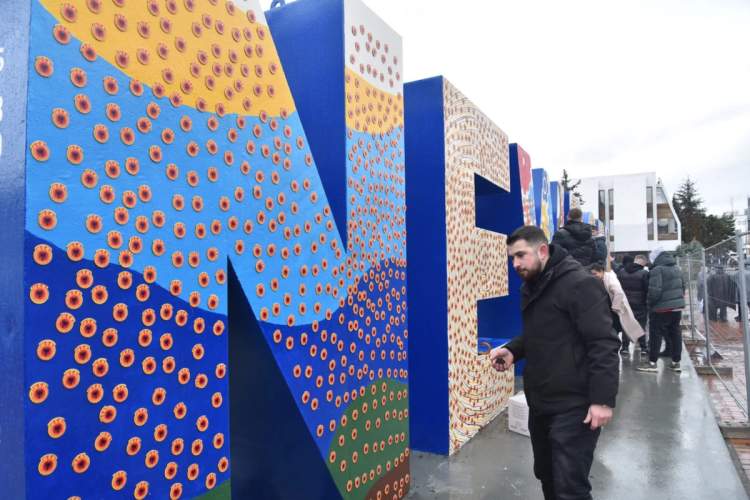 Monumenti NEWBORN mbulohet me 5,000 emblema të UÇK-së në 18-vjetorin e Pavarësisë