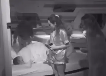 Momente tensioni në shtëpi, Selin godet Rogertin!