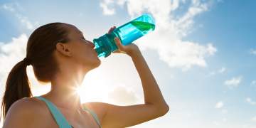 Çfarë ndodh me trupin kur nuk pimë mjaftueshëm ujë? Ja sa i nevojitet organizmit çdo ditë