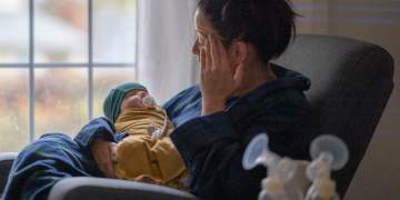 1 në 10 gra preken nga depresioni pas lindjes, simptomat që nuk duhen nënvlerësuar