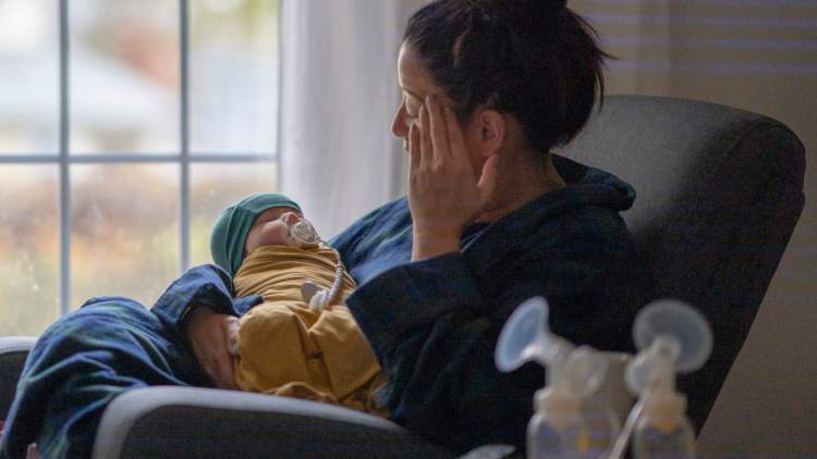 1 në 10 gra preken nga depresioni pas lindjes, simptomat që nuk duhen nënvlerësuar