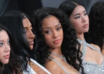 Bannerman largohet nga KATSEYE, e vetmja anëtare me ngjyrë! Plasin debatet në rrjet