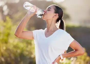 Mos e neglizhoni etjen: shenjat që tregojnë se keni nevojë për lëngje